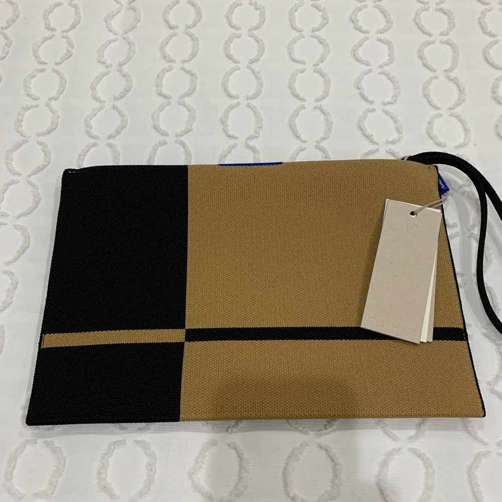 Rothys Essential pouch, lined with magnets